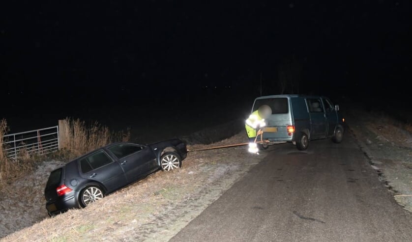 Auto Belandt In Sloot Aan De Flierweg