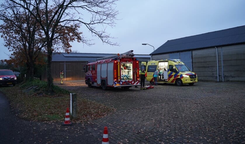 Twee personen onwel door vreemde lucht in een loods in Poortvliet