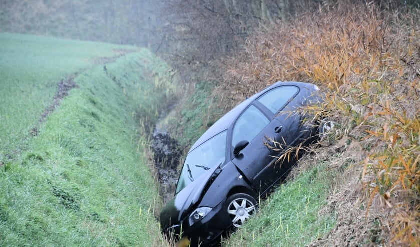 Auto in de sloot bij eenzijdig ongeval in Poortvliet
