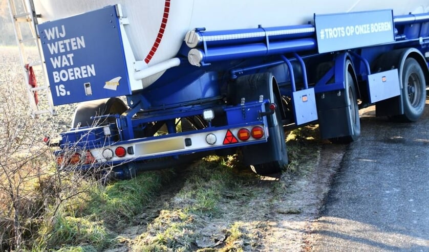 Vrachtwagen Belandt Door Gladheid In Berm Middelburg