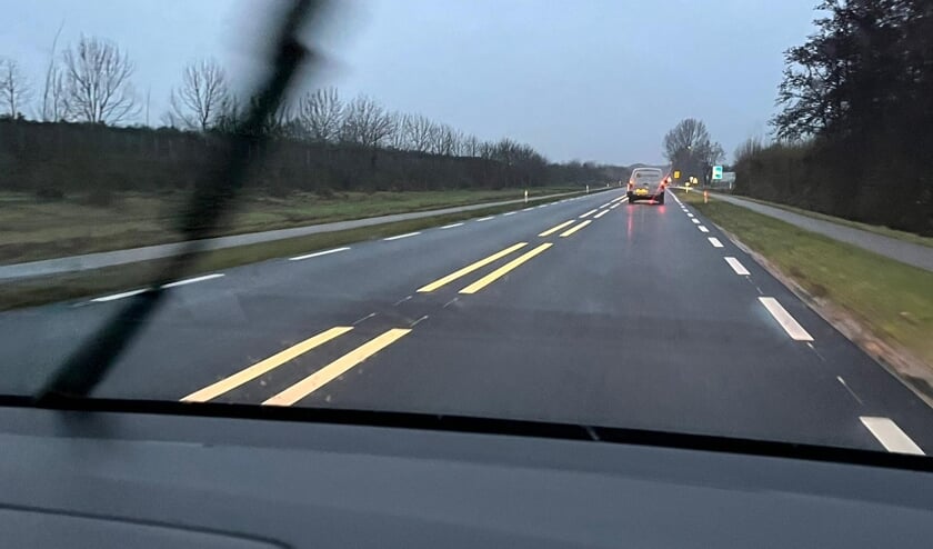 Nieuwe wegmarkering op provinciale wegen beter zichtbaar en duurzaam