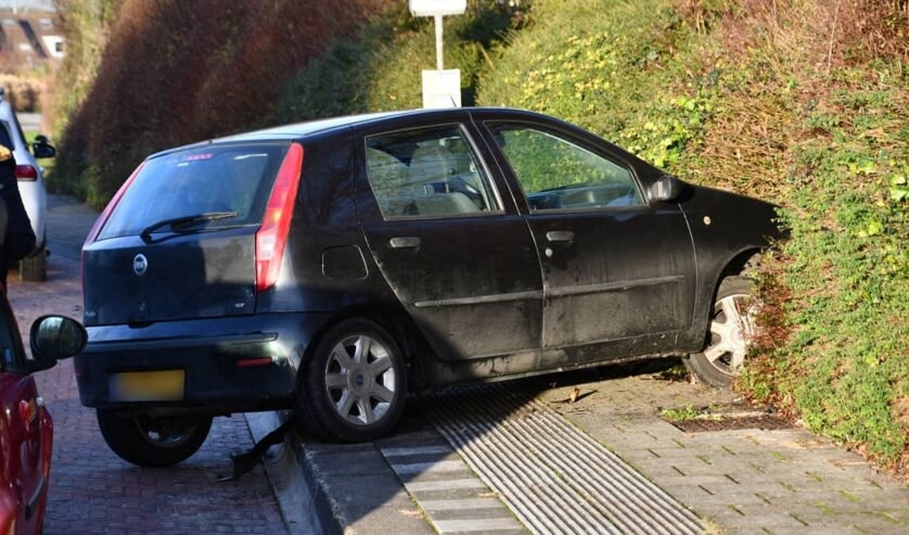 Automobiliste Belandt In Bosjes Bij Bushalte Domburg