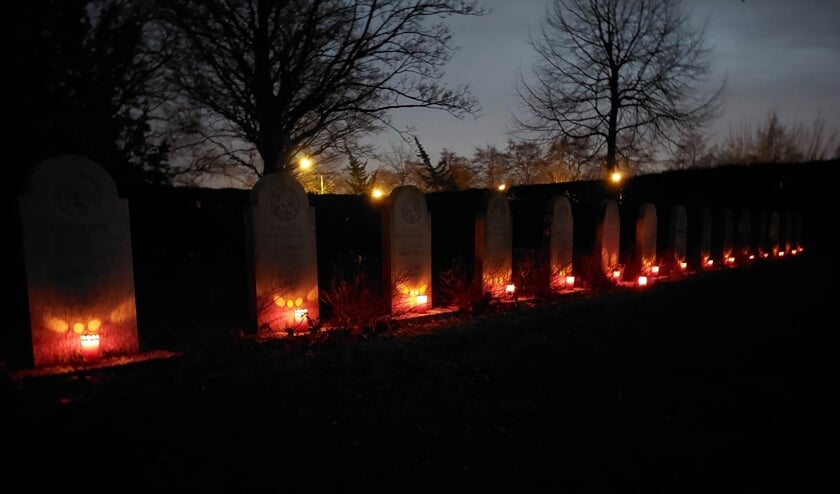 Nabestaanden ontsteken lichtjes voor oorlogsslachtoffers in Middelburg