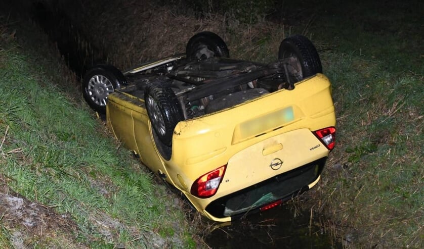 Auto slaat over de kop in Oostkapelle