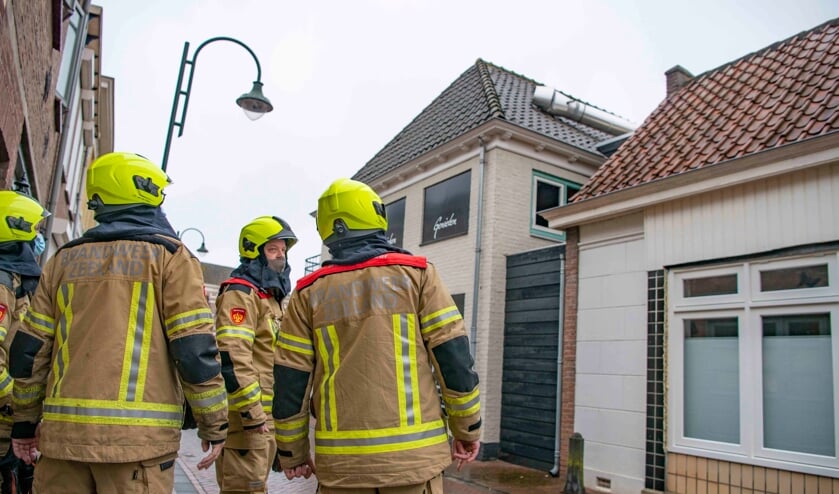 Schoorsteen van restaurant in Oud-Vossemeer waait los door harde wind