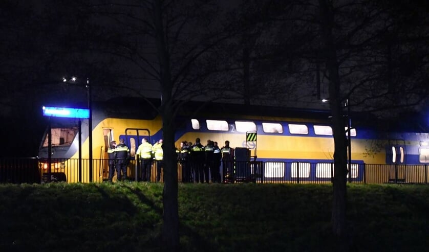 Politie massaal naar trein bij Arnemuiden na vernielingen