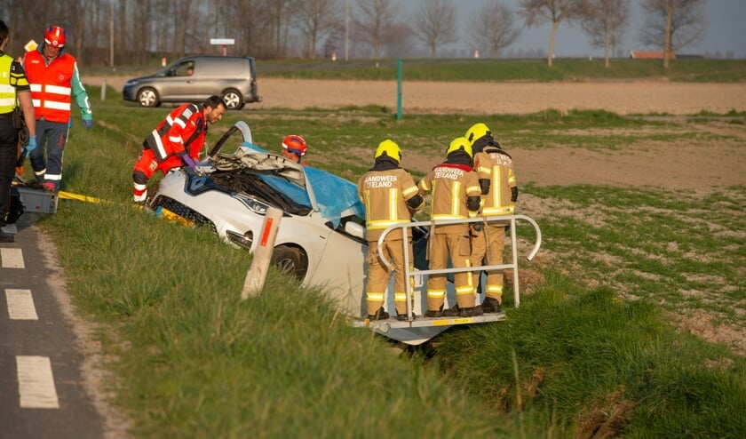 Auto eindigt in sloot na ongeval, traumahelikopter opgeroepen