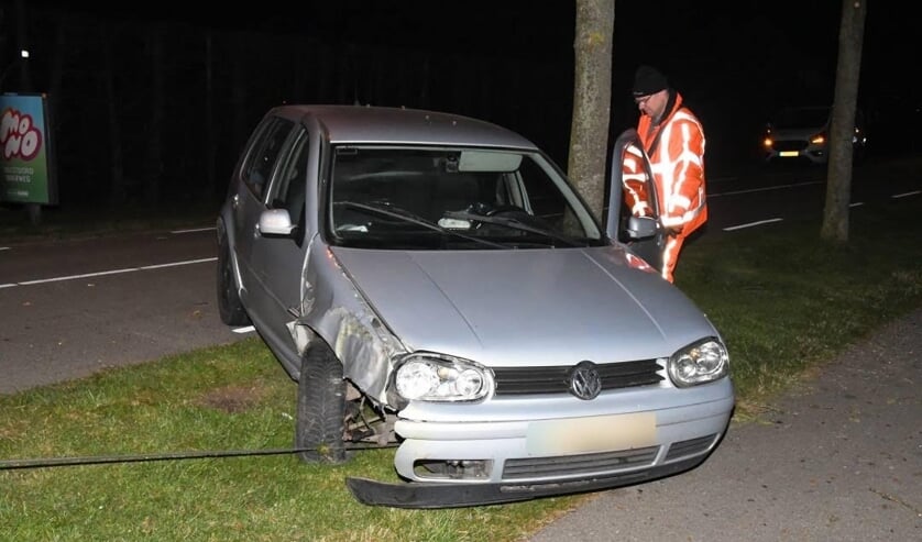 Auto crasht tegen boom net buiten Rilland