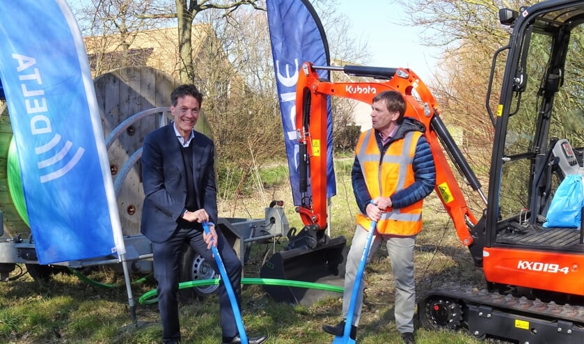 Wethouder Wisse graaft eerste kilometer glasvezelnetwerk Delta