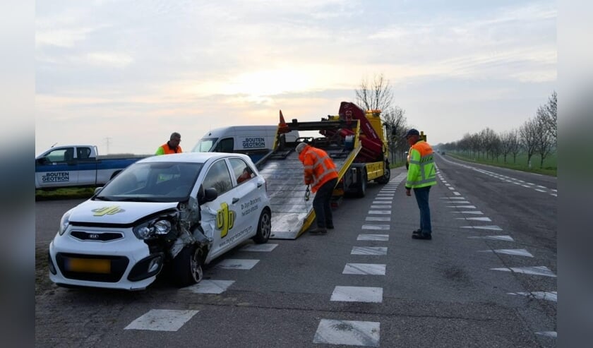 Auto zwaar beschadigd na ongeluk N289 Krabbendijke