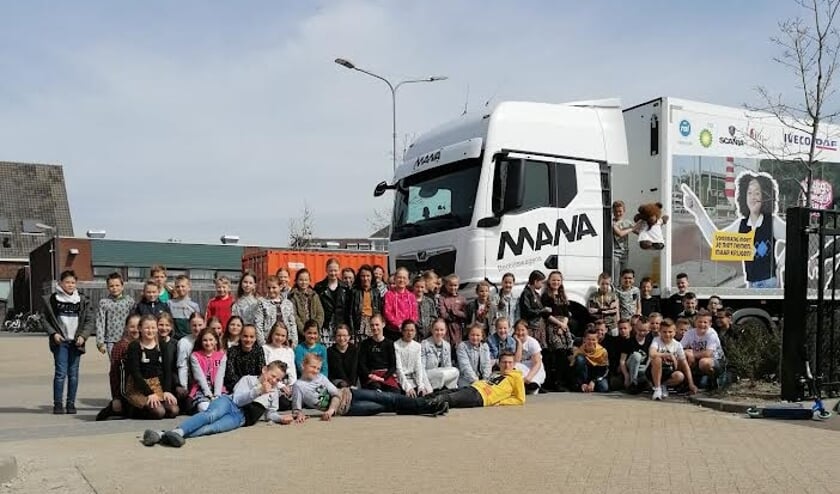 Kinderen Julianaschool Krabbendijke leren over verkeersveiligheid