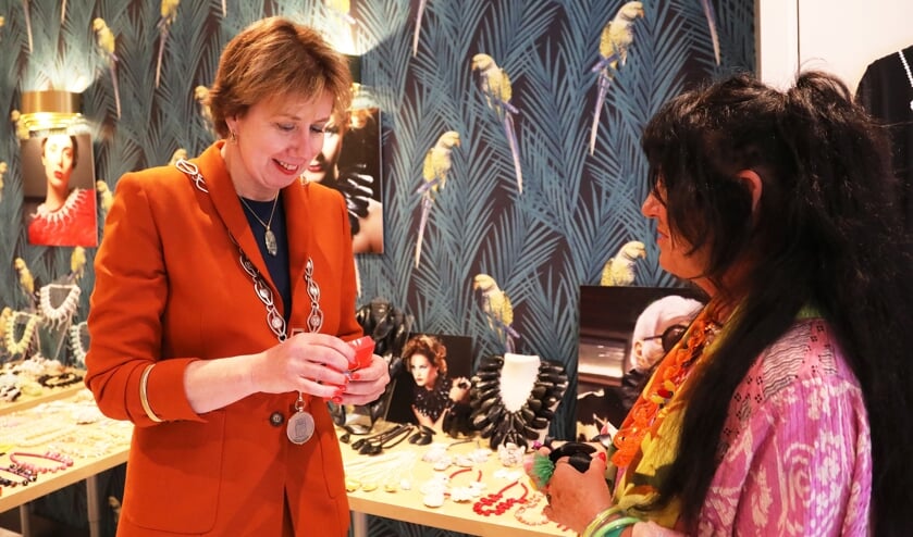 Pop-Up Shop Ineke Otte geopend door burgemeester Margo Mulder in Goes