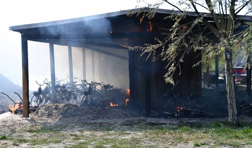 Felle brand verwoest opslagruimte speelboerderij ‘t Klok’Uus
