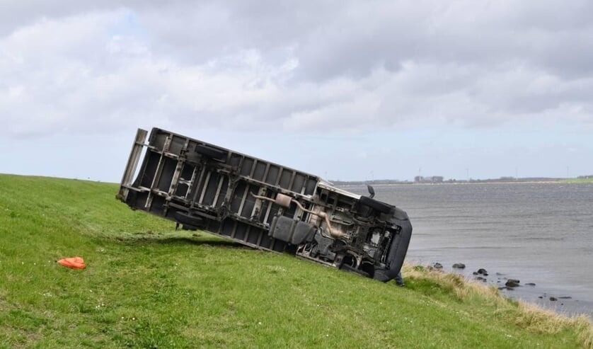 Vrachtwagen gekanteld op Oesterdam bij Rilland