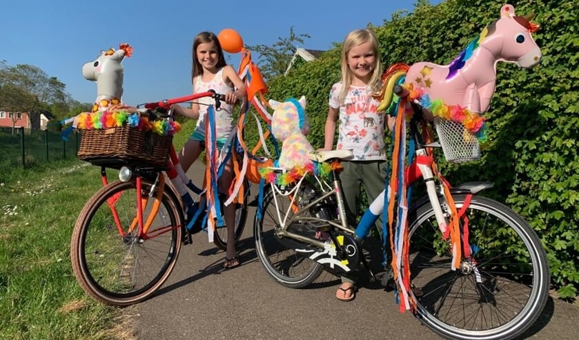 Fietsen versieren tijdens koningsdag