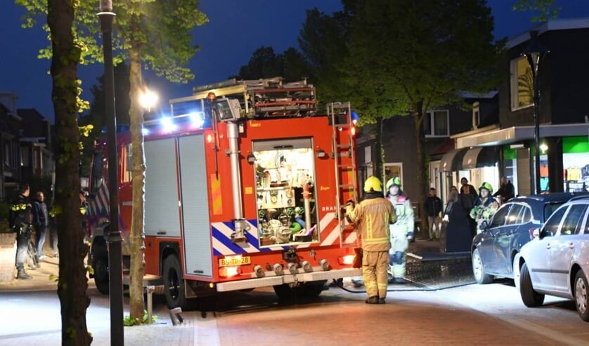 Brandweer blust brand in lantaarnpaal