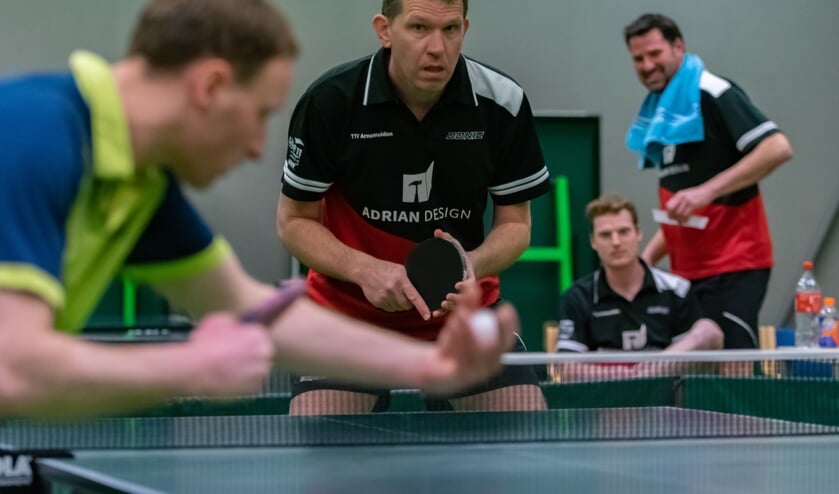 Tafeltennissers Arnemuiden verliezen nipt van TTC Middelburg, maar blijven koploper