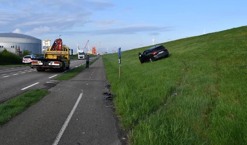 Auto Belandt Op Dijk Na Botsing In Nieuwdorp