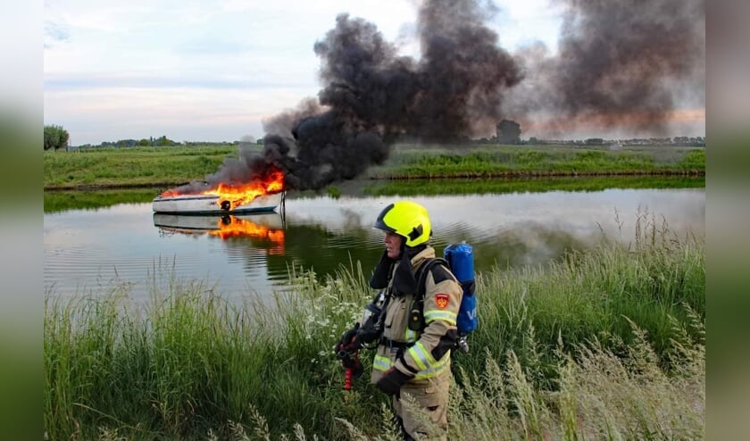 Jachtje gaat in vlammen op bij Arnemuiden