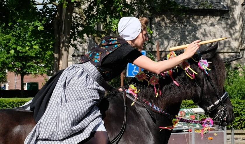 Demonstratie ringrijden in klederdracht