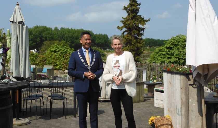 Theetuin ’t Lokkertje officieel geopend in Nieuw en Sint Joosland