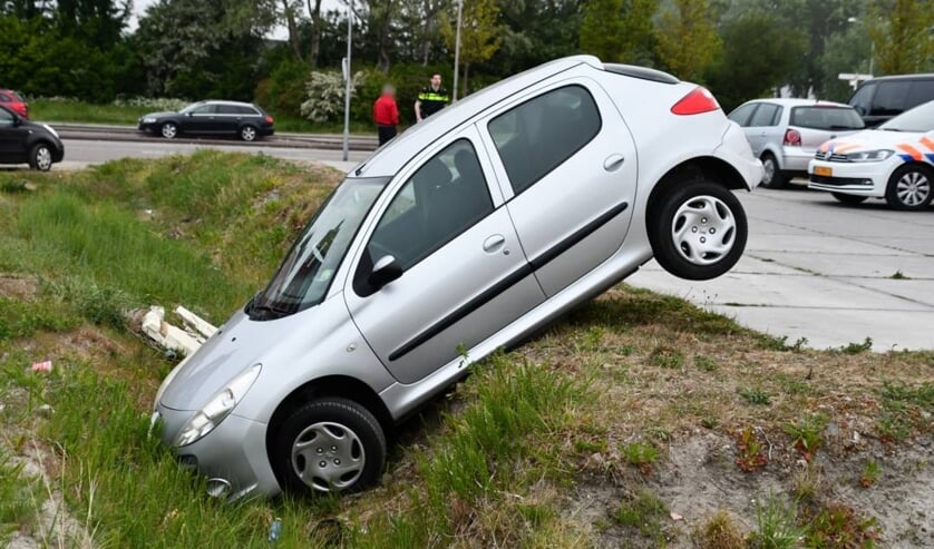 Auto rolt in greppel Paul Krugerstraat