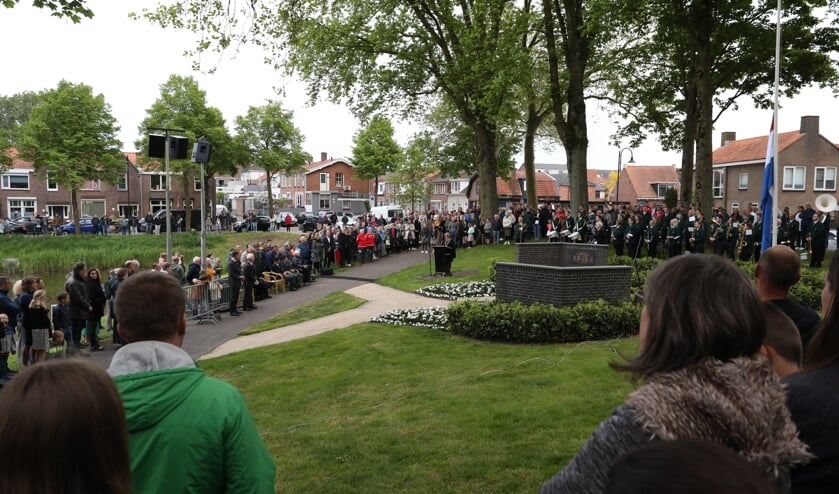 Tholen herdenkt: ‘Herdenken doen we niet alleen uit respect voor diegene die zich ingezet hebben’