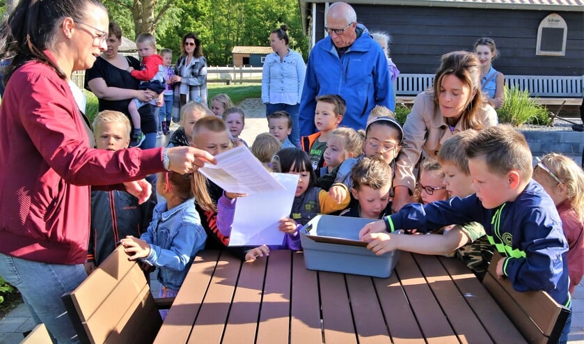 Kleuters op ontdekkingstocht op de kinderboerderij