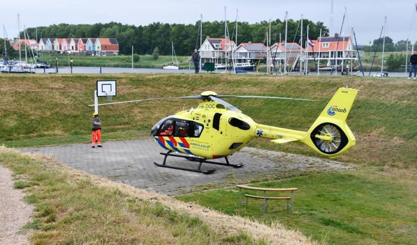 Traumahelikopter landt op een pleintje bij de Kaaij