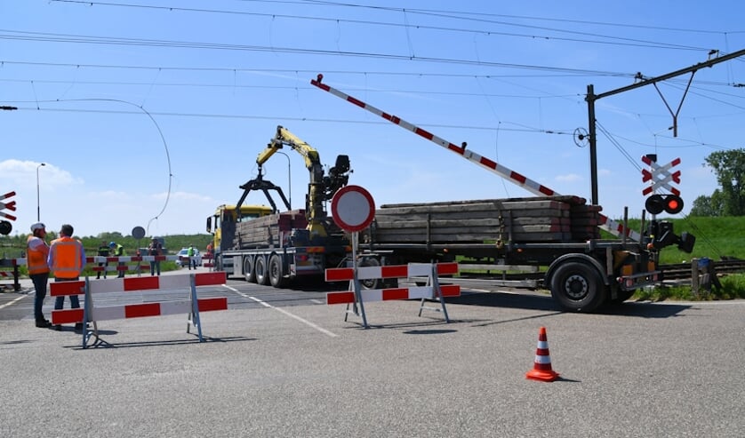 Vrachtwagen trekt bovenleiding kapot bij Krabbendijke: geen treinen tussen Bergen op Zoom en Goes