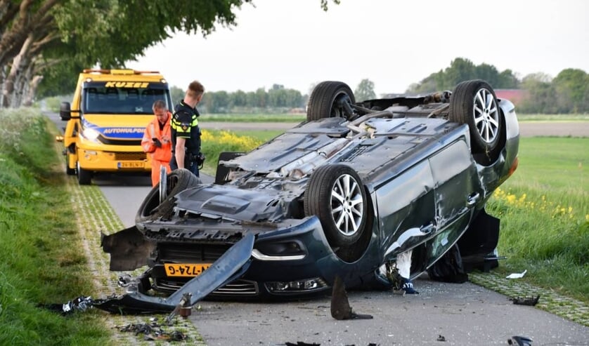 Auto over de kop bij Kleverskerke, één gewonde