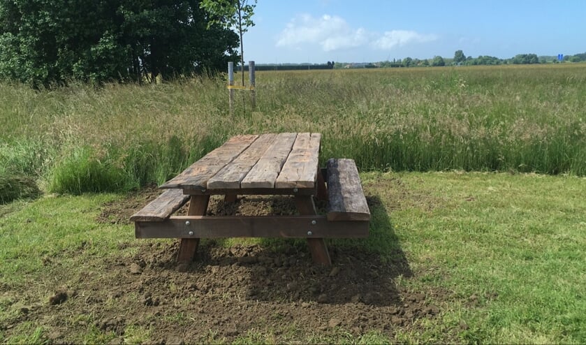 Picknickbank geplaatst bij het Vrouweputje