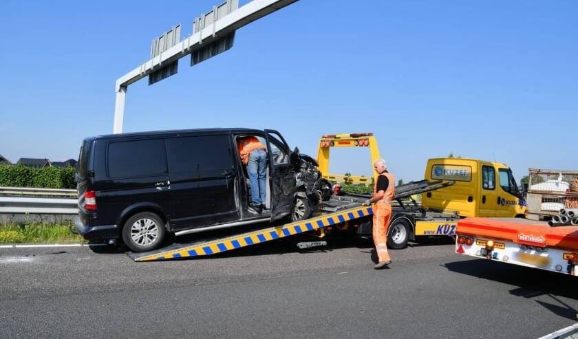 Bestelbus botst op vrachtwagen op N57 Middelburg