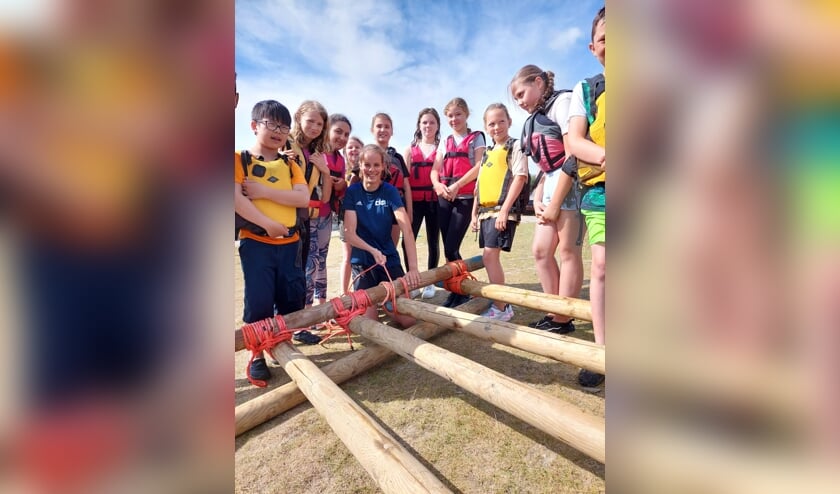 Juf Lydia leert kinderen Holtkampschool een vlot te bouwen