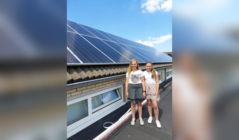 Annelize en Corlinde van de Dr. A. Comrieschool in Kruiningen weten al het een en ander over zonnepanelen
