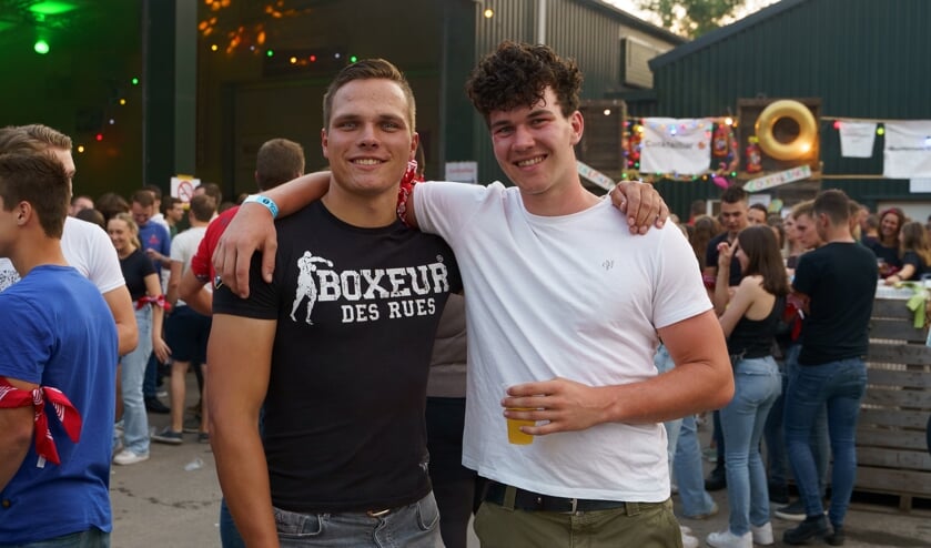 Jasper en Stijn vermaakten zich op PJZ schuurfeest: ‘Leuk om iedereen weer te zien’