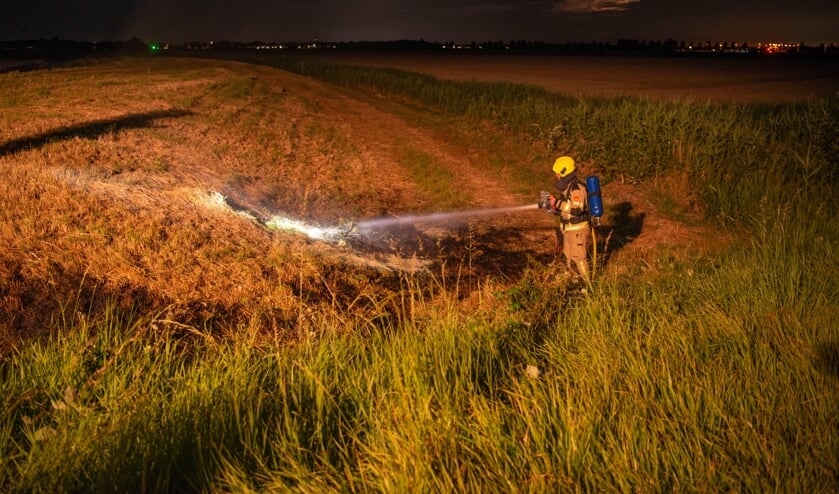 Brandweer blust buitenbrand op dijk tussen Tholen en Oud-Vossemeer