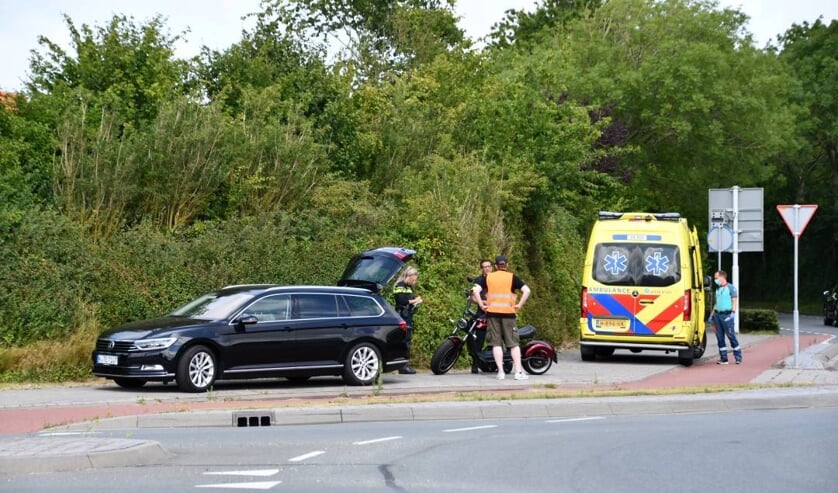 Scooterrijder raakt lichtgewond bij botsing met personenauto
