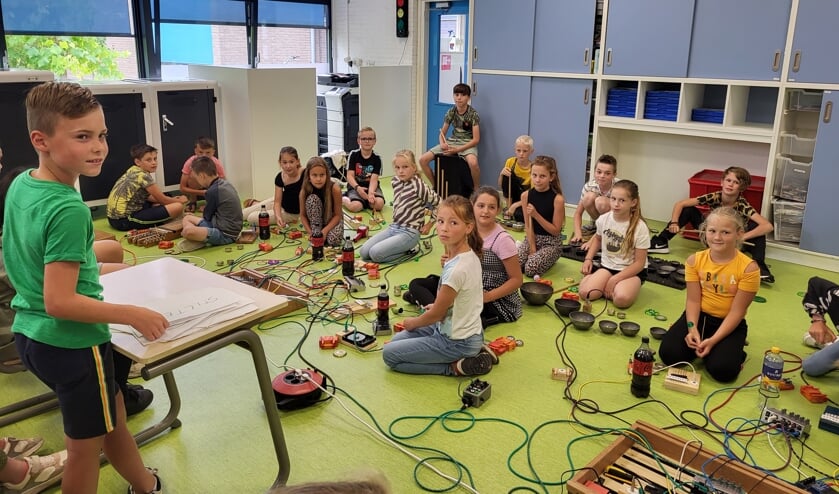 Kinderen De Zevensprong in Krabbendijke zoeken klankvondsten