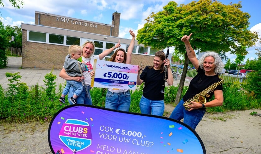 KMV Concordia Tholen ontvangt cheque van 5000 euro
