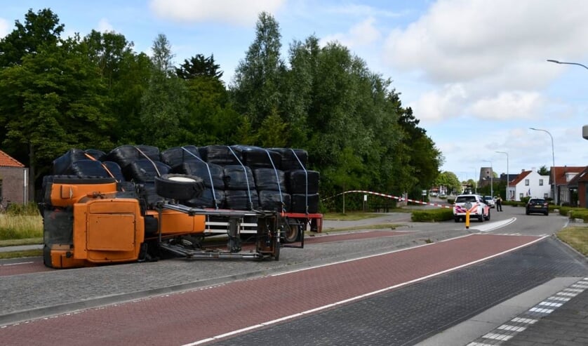 Tractor beland op zijn zij in Sint Laurens