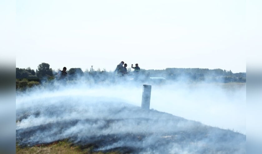 Brandweer dooft brandjes langs Schoorse Zeedijk bij Schore