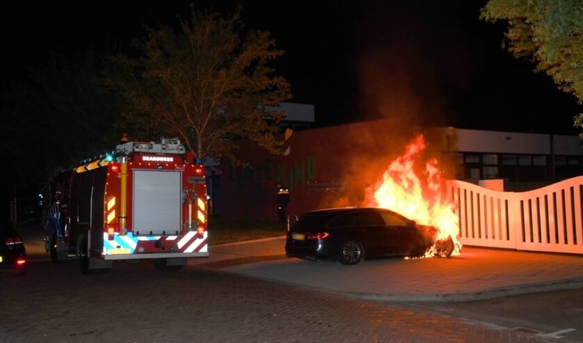 Personenauto uitgebrand aan de Beneluxlaan