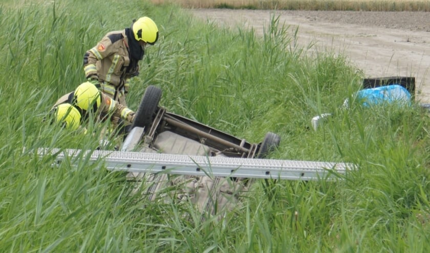 Auto Belandt Ondersteboven In Sloot Oud-Vossemeer