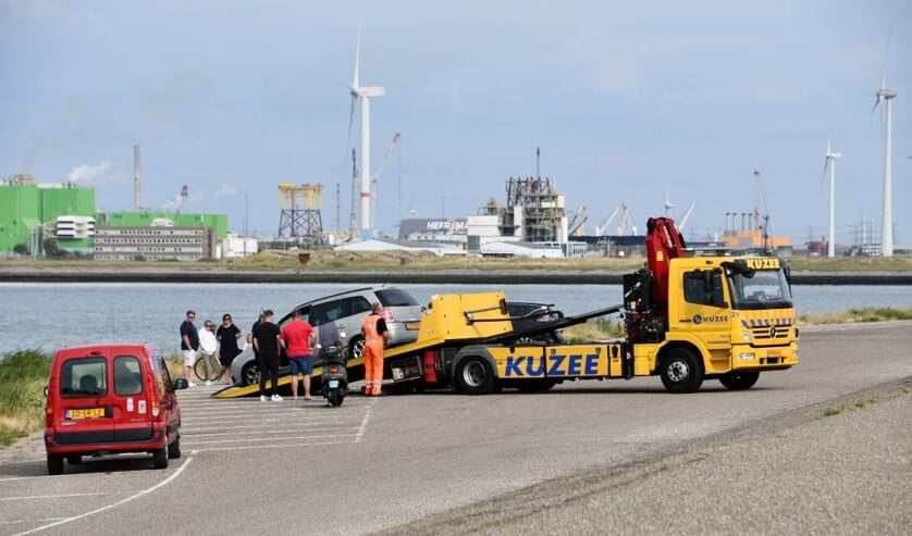 Personenauto rolt water in bij Sloehaven Ritthem