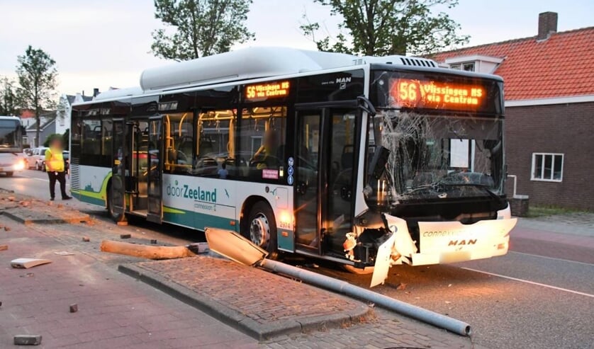 Bus rijdt lantaarnpaal uit de grond Vlissingen
