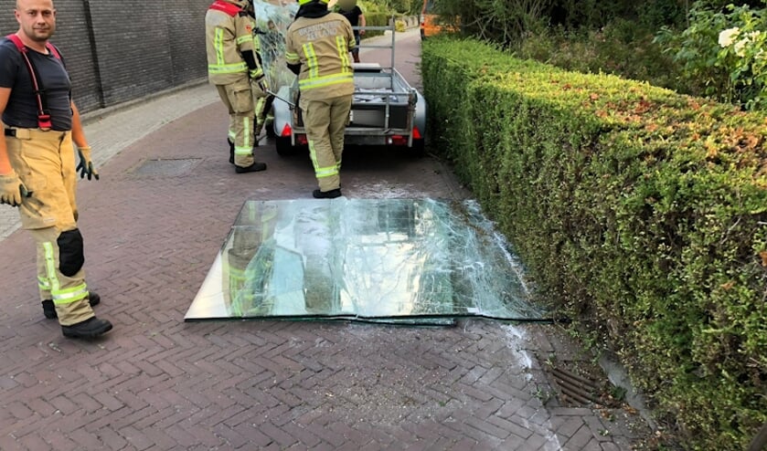 Glasplaten vallen van aanhangwagen in Goes