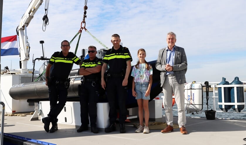 Kapelse kinderburgemeester Nienke brengt werkbezoek aan waterpolitie