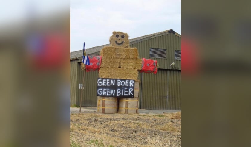 ‘Geen boer, geen bier’: Boeren protesteren met grote hooi-pop bij Poortvliet