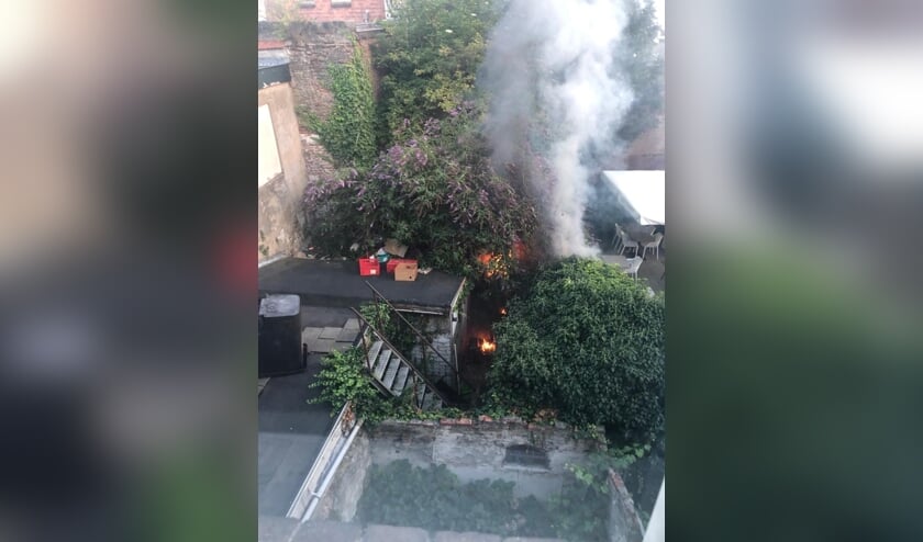 Brandweer Middelburg blust tuinbrandje tussen Vlasmarkt en Schuiffelstraat